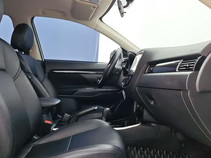 Фото 9 - Mitsubishi Outlander