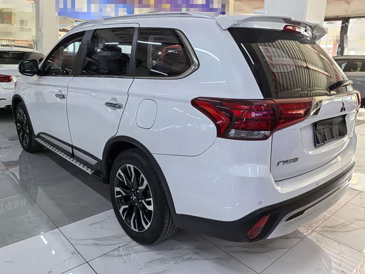 Фото 4 - Mitsubishi Outlander