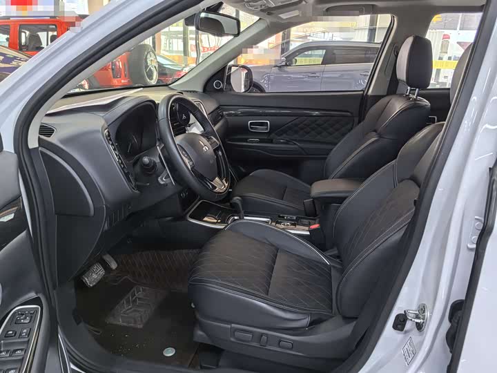 Фото 7 - Mitsubishi Outlander