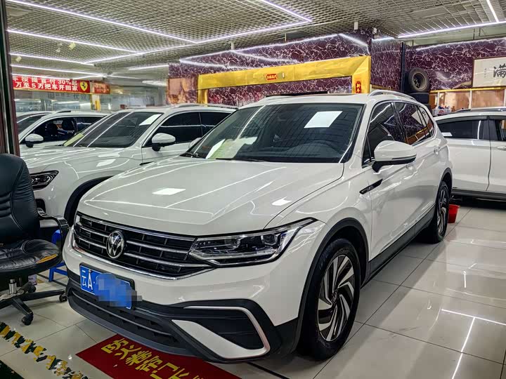 Фото 3 - Volkswagen Tiguan L Pro