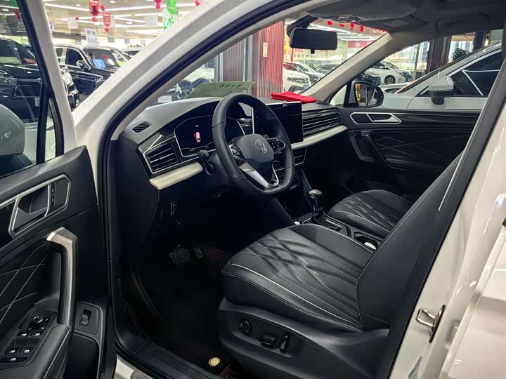 Фото 7 - Volkswagen Tiguan L Pro