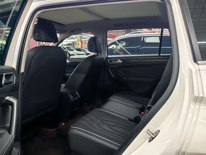 Фото 8 - Volkswagen Tiguan L Pro