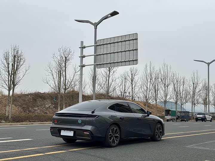 Фото 9 - Geely Galaxy E8