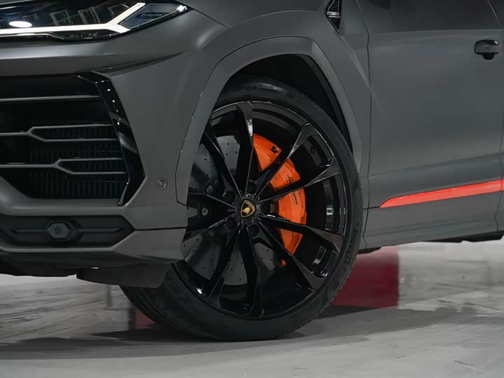 Фото 3 - Lamborghini Urus