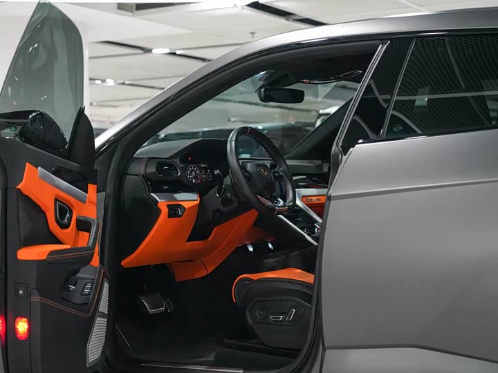 Фото 8 - Lamborghini Urus