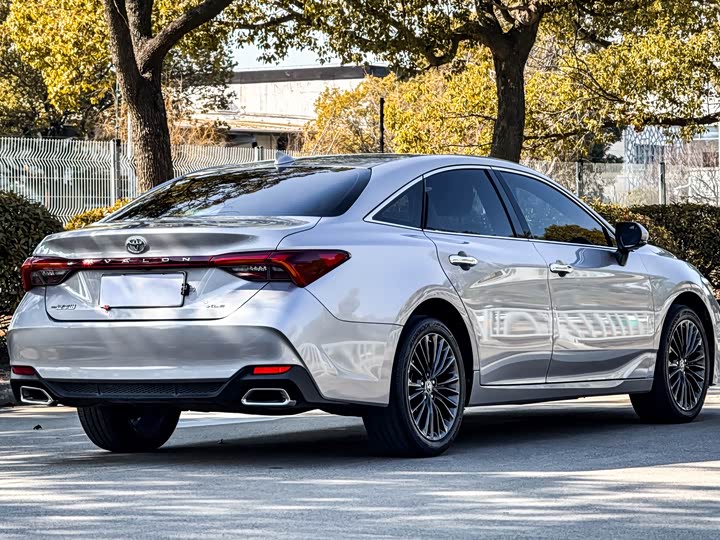 Photo 5 - Toyota Avalon