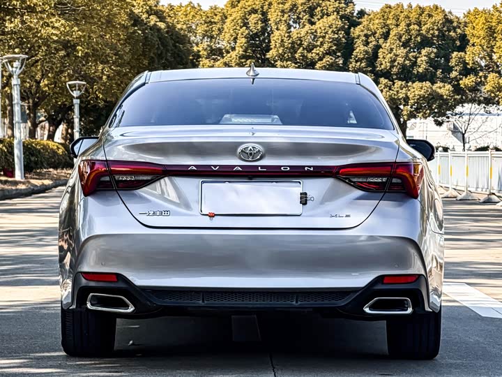 Photo 6 - Toyota Avalon