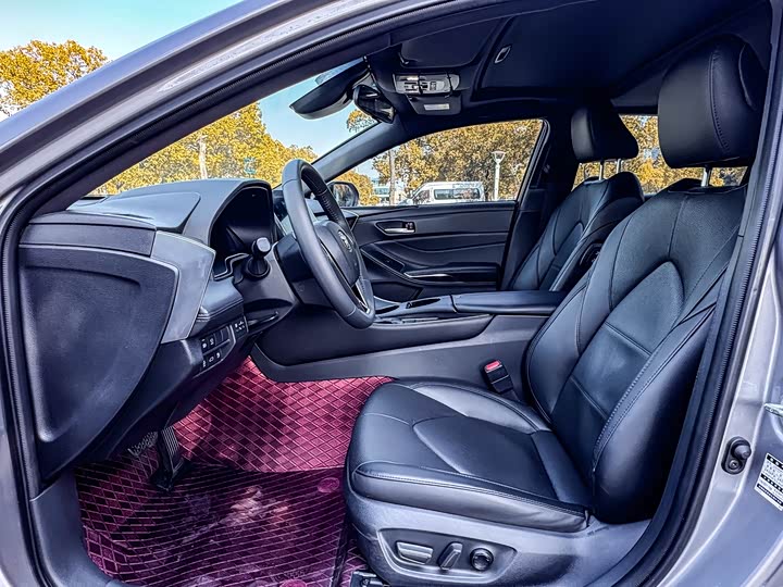 Photo 7 - Toyota Avalon