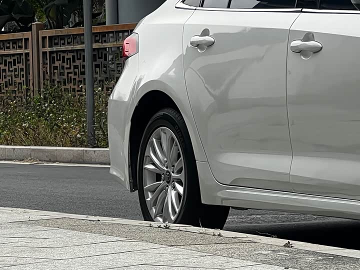 Фото 8 - Toyota Allion