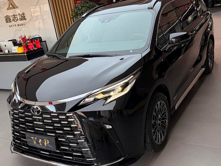 Фото 1 - Toyota Granvia