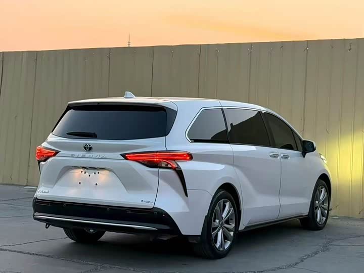 Фото 7 - Toyota Sienna