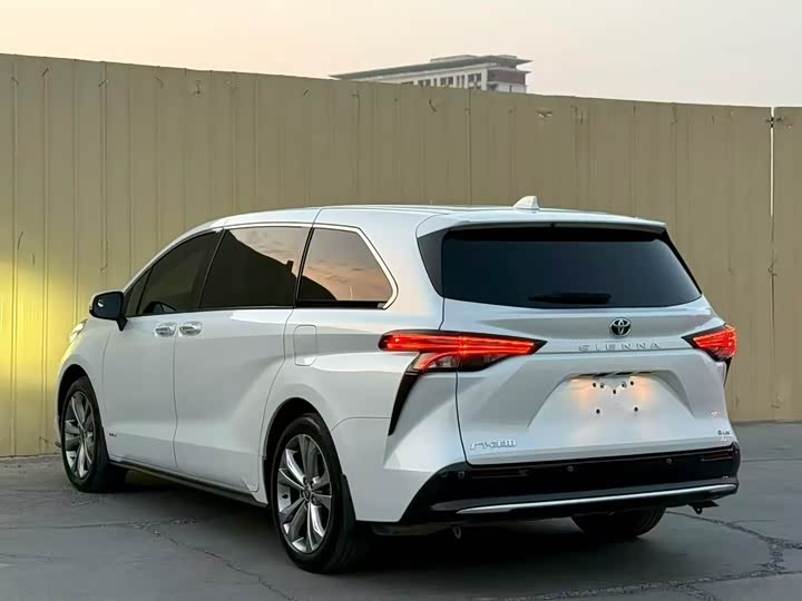 Фото 9 - Toyota Sienna