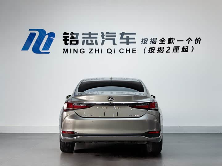 Фото 7 - Lexus ES