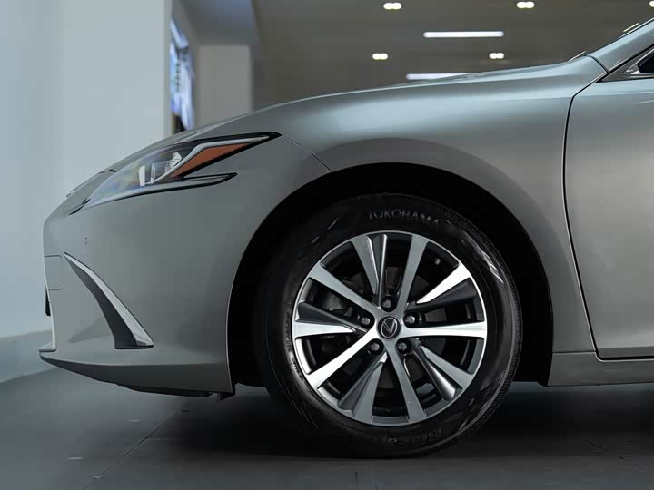 Фото 9 - Lexus ES