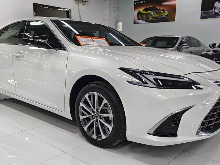 Фото 3 - Lexus ES