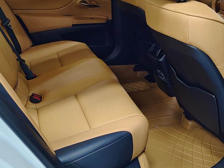 Фото 6 - Lexus ES