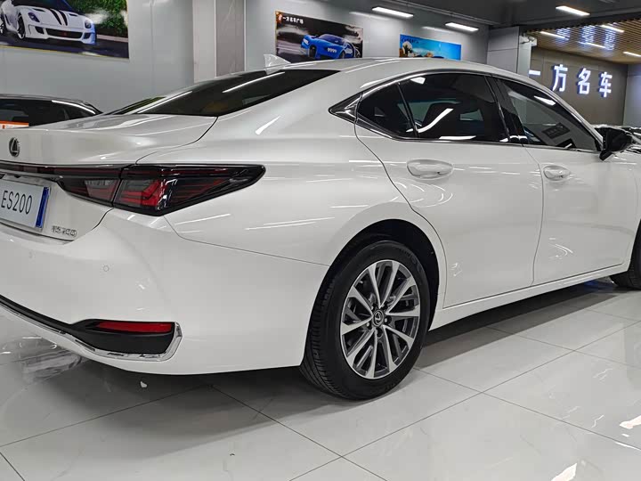 Фото 7 - Lexus ES