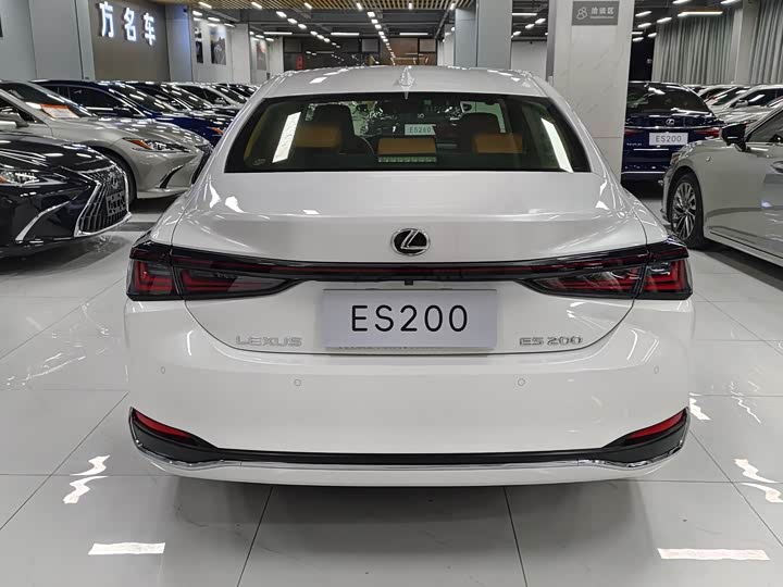 Фото 8 - Lexus ES