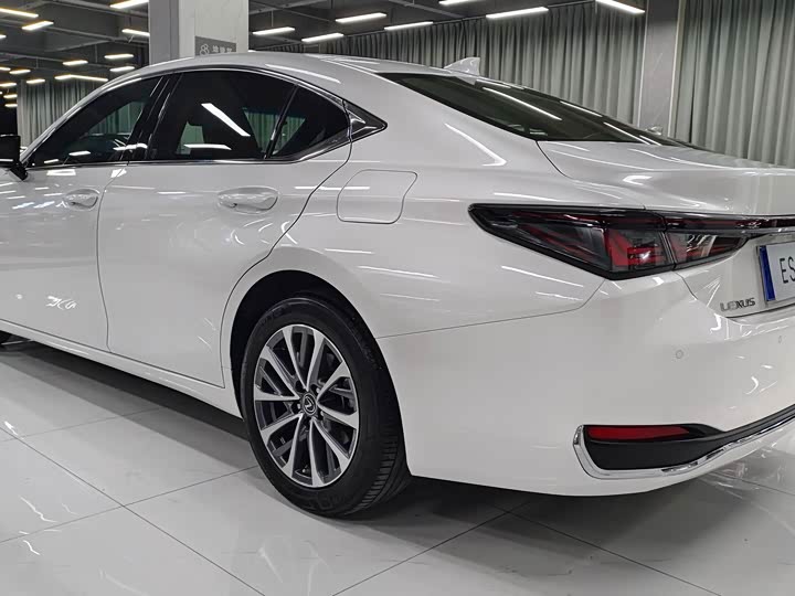 Фото 9 - Lexus ES