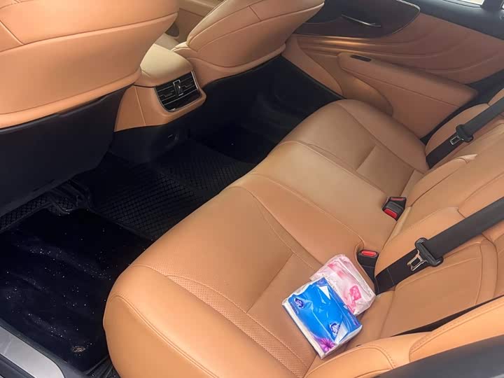 Фото 4 - Lexus LS