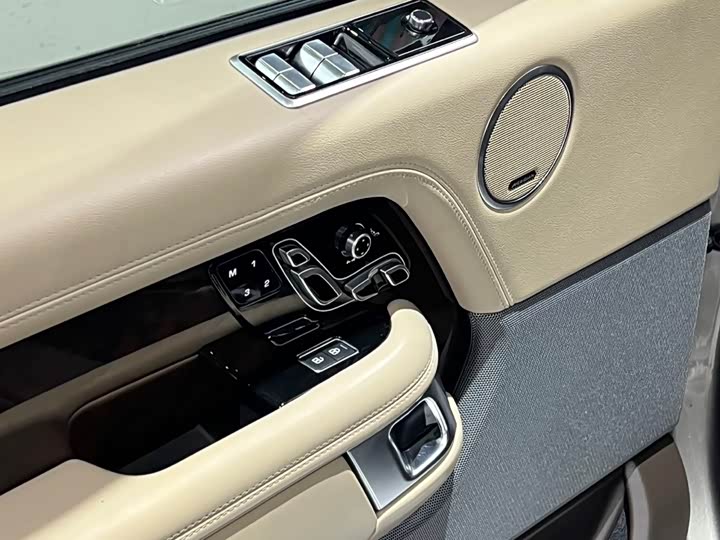 Photo 6 - Land Rover Range Rover