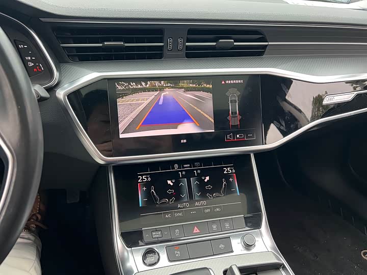 Фото 5 - Audi A7L