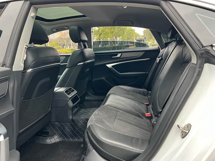 Фото 8 - Audi A7L