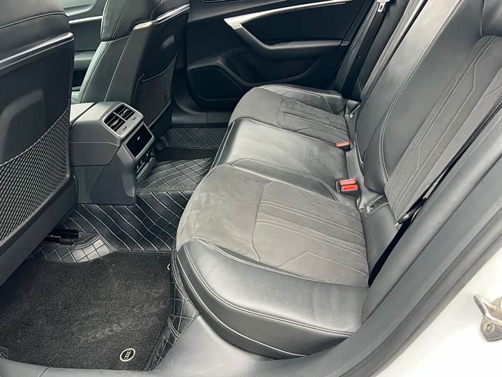 Фото 9 - Audi A7L