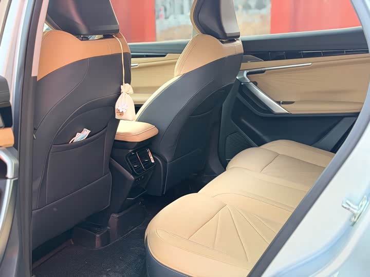 Фото 5 - Geely Atlas L