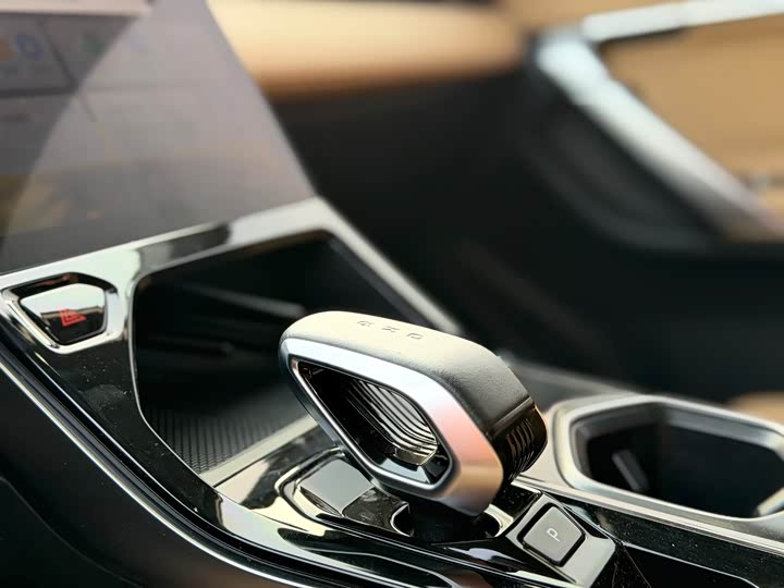 Фото 7 - Geely Atlas L