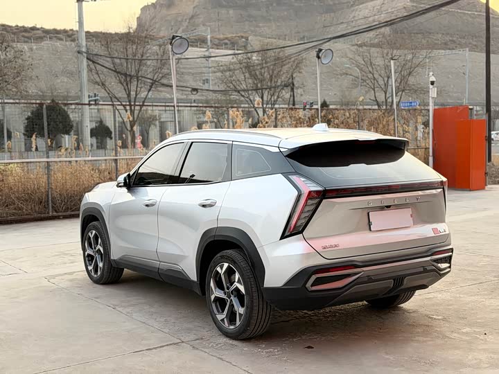 Фото 8 - Geely Atlas L