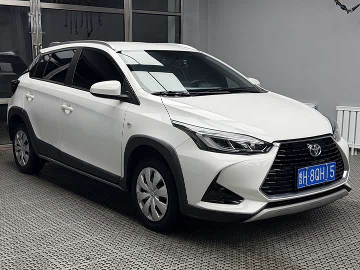 Photo 2 - Toyota Yaris L Hatchback