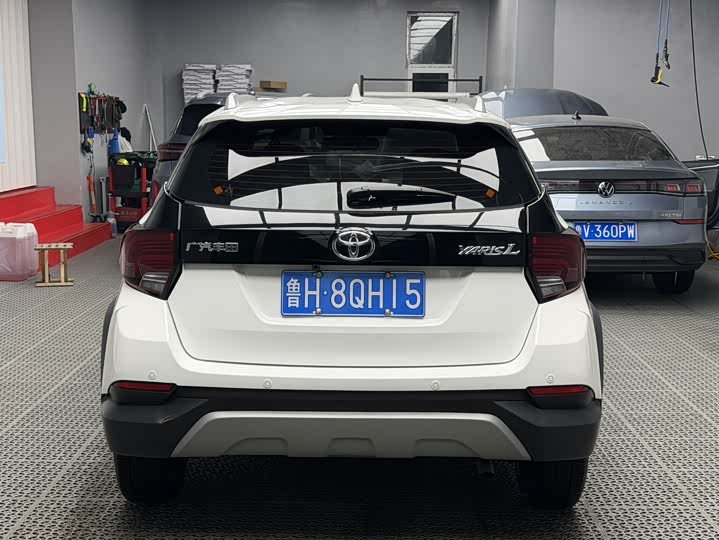 Photo 5 - Toyota Yaris L Hatchback