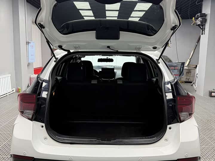 Photo 8 - Toyota Yaris L Hatchback