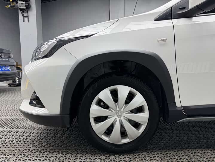 Photo 9 - Toyota Yaris L Hatchback