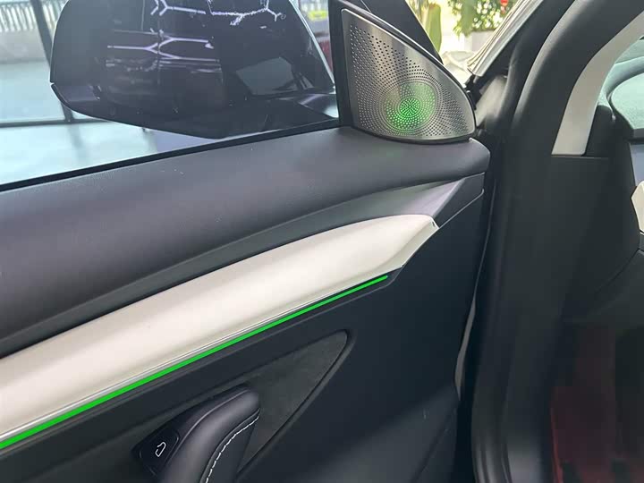 Фото 4 - Tesla Model 3