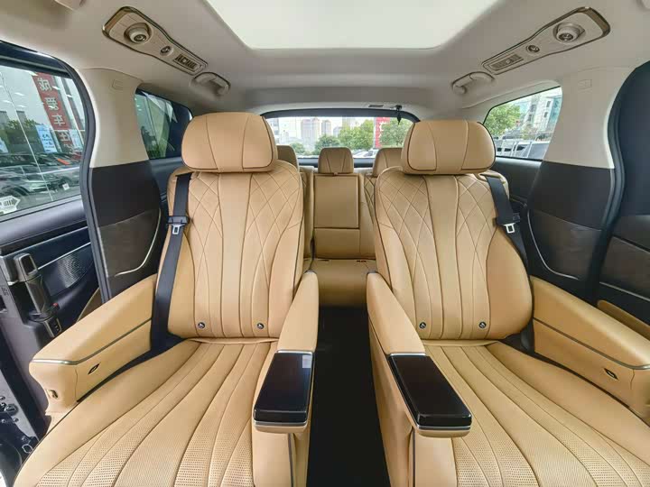 Фото 8 - Denza D9