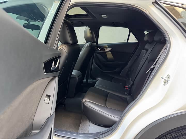 Photo 7 - Mazda CX-4