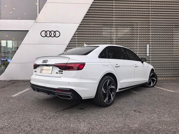 Фото 4 - Audi A4L