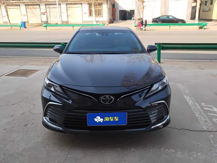 Фото 2 - Toyota Camry
