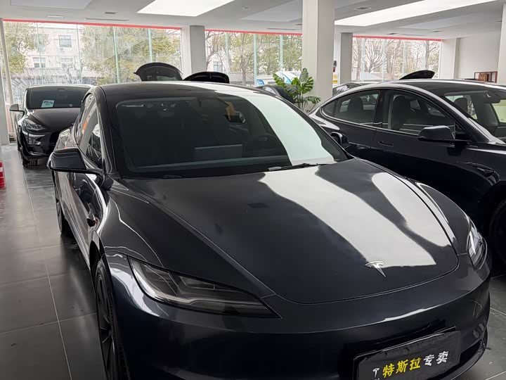 Фото 3 - Tesla Model 3