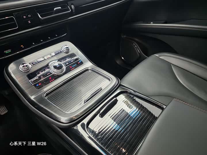 Фото 9 - Lincoln Nautilus