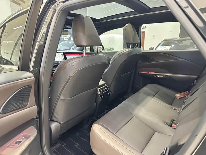 Фото 8 - Lexus RX