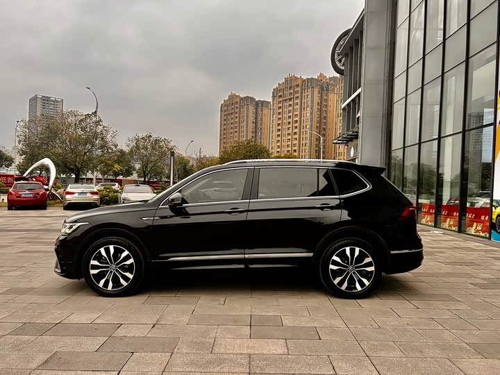 Фото 3 - Volkswagen Tiguan L Pro