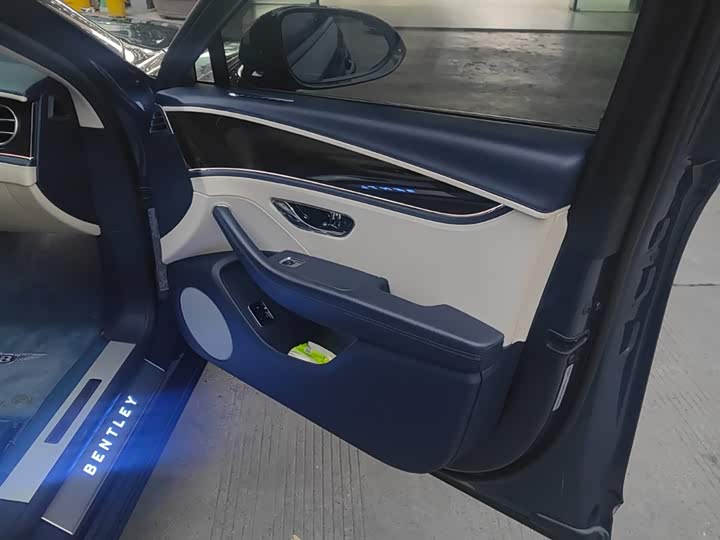 Фото 9 - Bentley Flying Spur