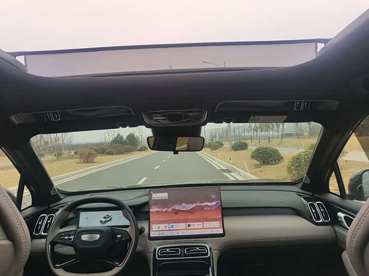 Photo 7 - Geely Atlas L