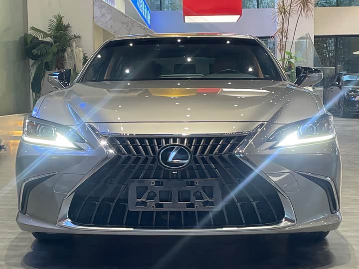 Фото 2 - Lexus ES