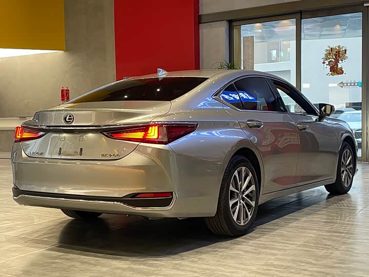 Фото 5 - Lexus ES