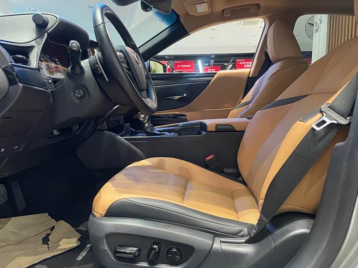 Фото 7 - Lexus ES