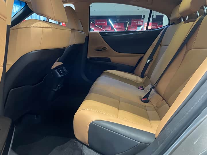 Фото 8 - Lexus ES